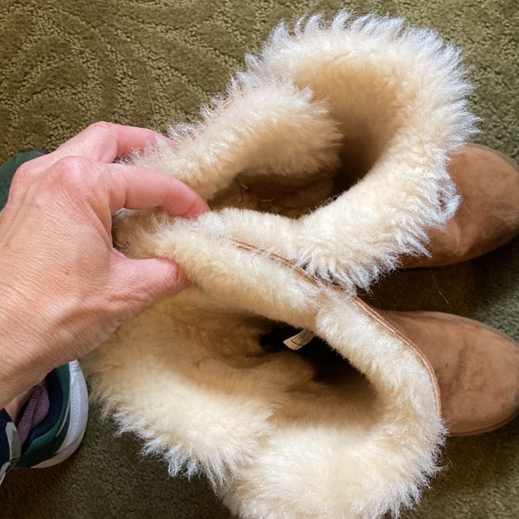 UGGs- three button Bailey chestnut color - Picture 10 of 12